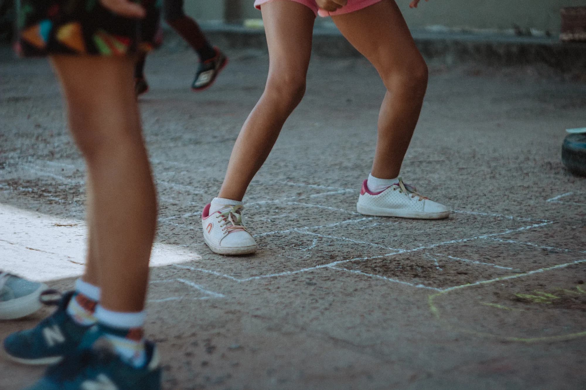 Crianças brincando no quintal