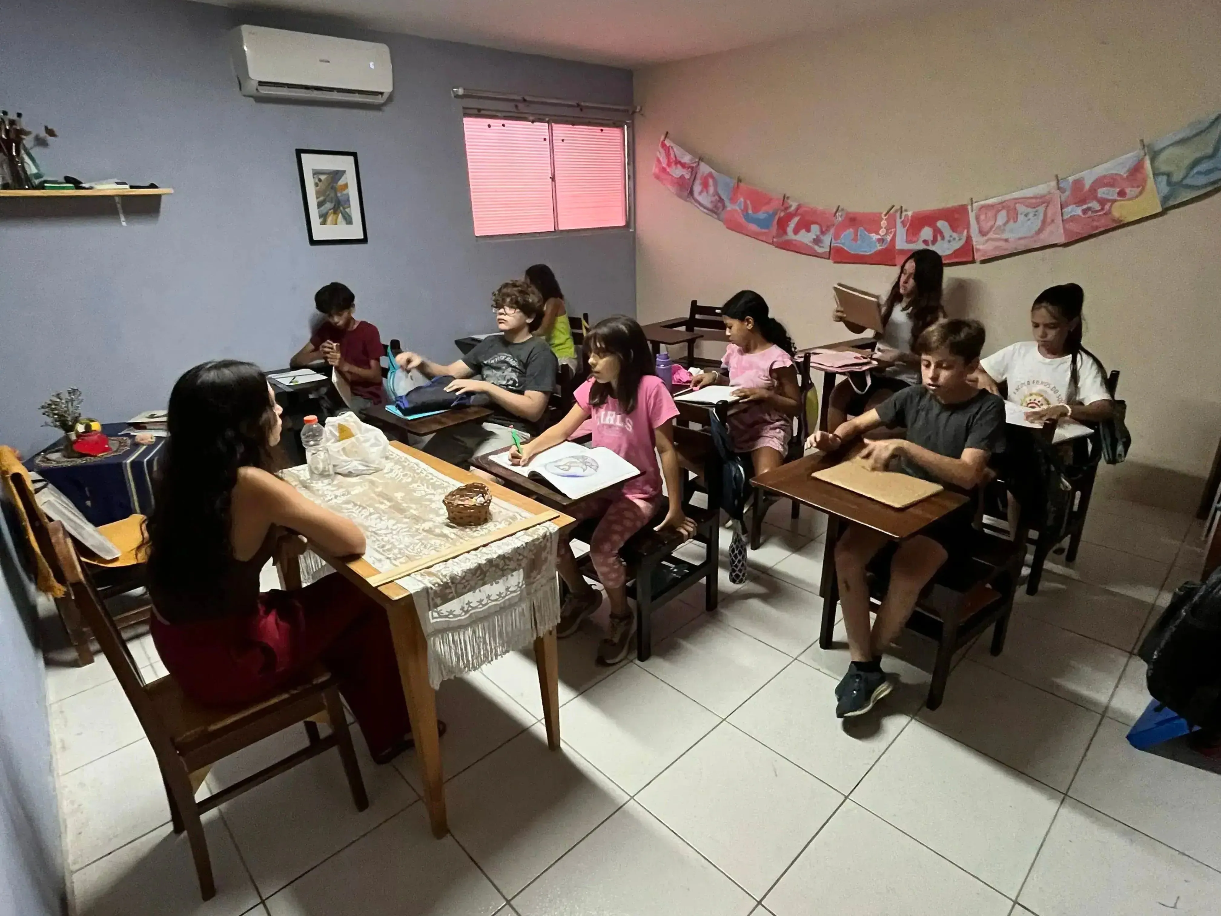 Sala de aula com móveis de madeira