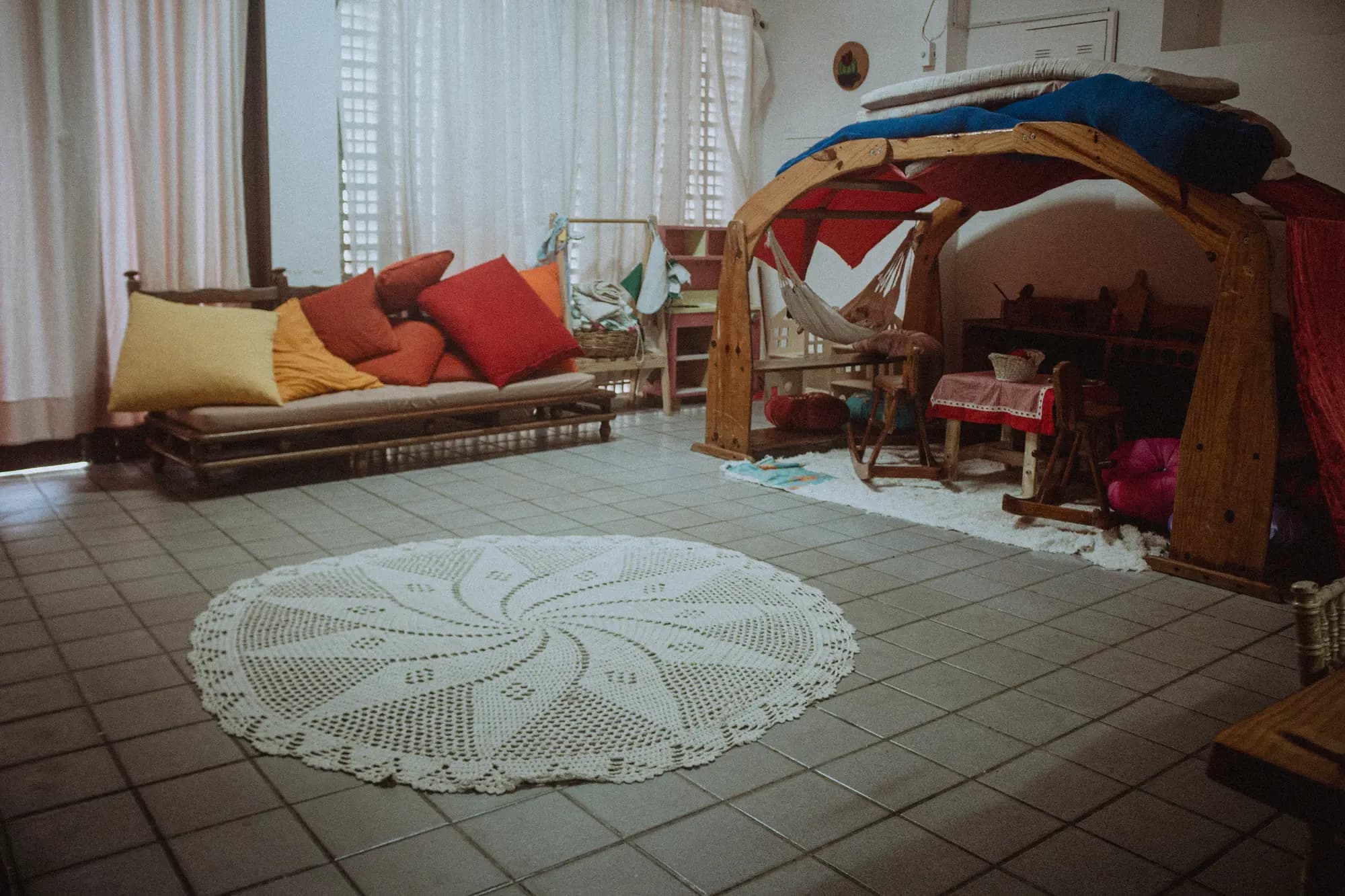 Criança brincando com brinquedos de madeira