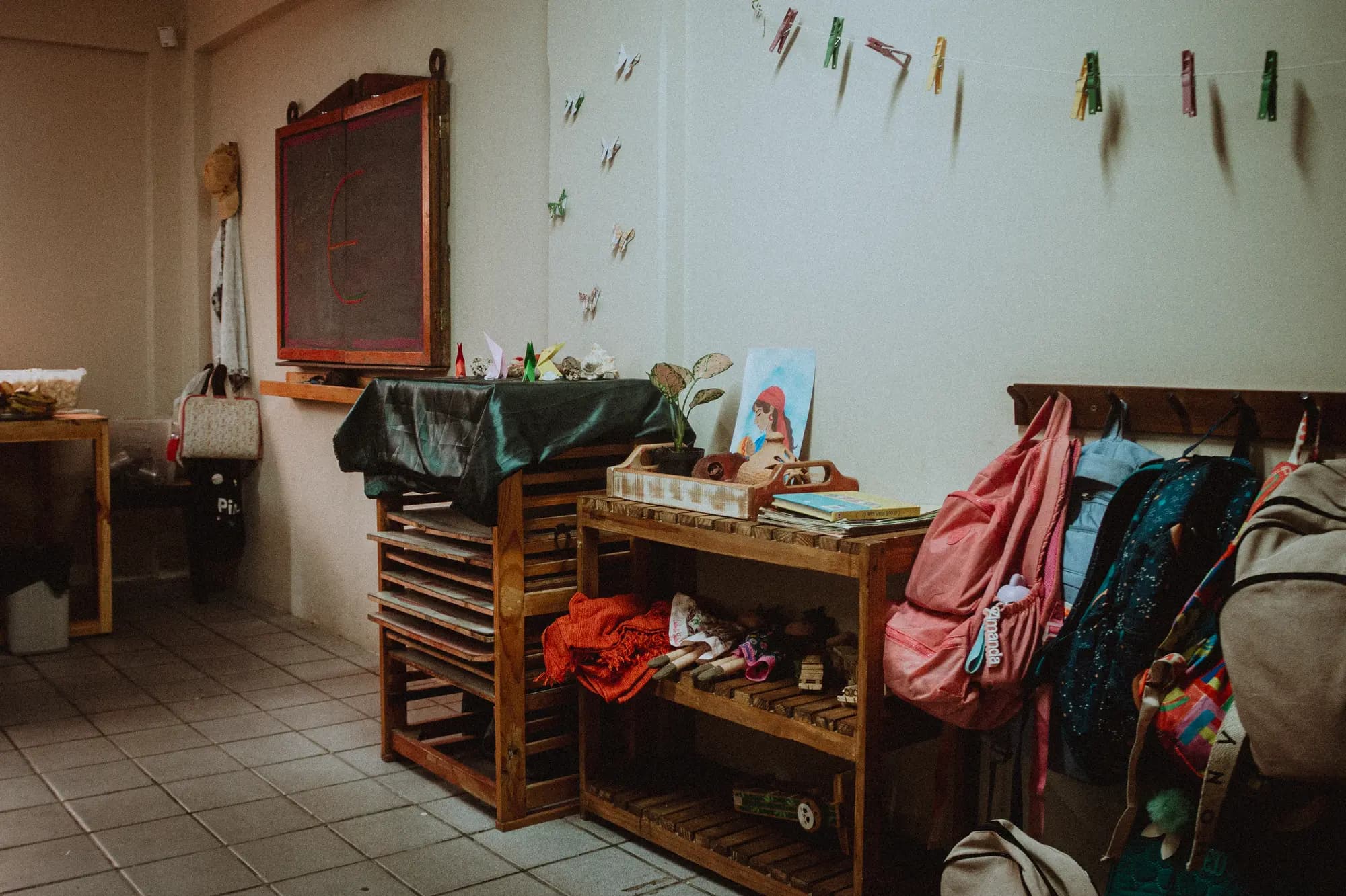 Professora ajudando aluno com pintura